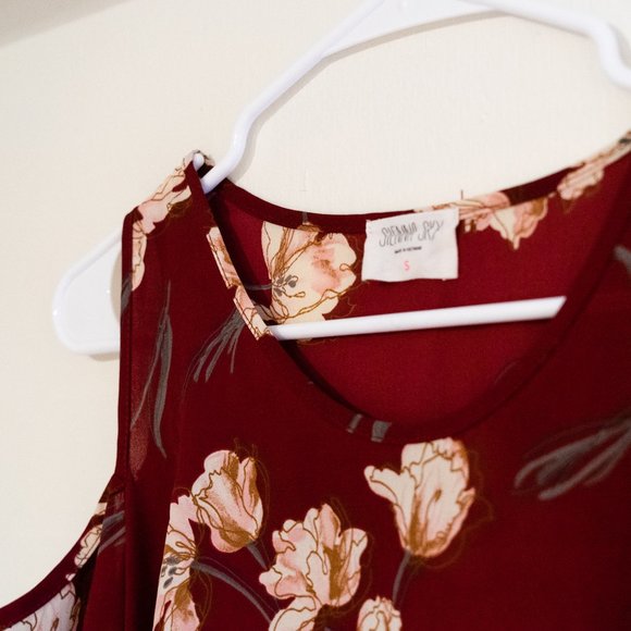 🥀 $5 bundle with any other item! Floral Top! - Picture 2 of 3